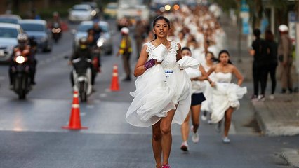 Ücretsiz balayı için beyaz gelinlikler içerisinde kıyasıya yarıştılar