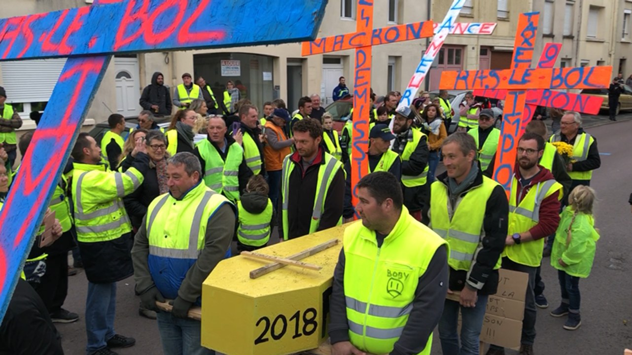 Gilets jaunes : cortège funèbre pour le Père L’Espoir