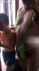 Non, il n'a pas honte de son papa... Et pourtant