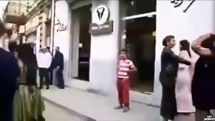 Cette folle utilise son enfant pour cogner un homme dans la rue