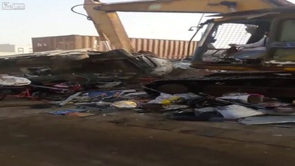Il se fait détruire son camion pendant une embrouille à la casse