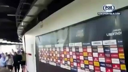 Boca Juniors takımı saldırı sonrası stada böyle girdi