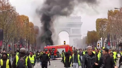 اشتباكات وسط باريس بين الشرطة والمحتجين على الأوضاع الاقتصادية