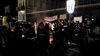 Gilets jaunes :  les forces de l’ordre évacuent les manifestants