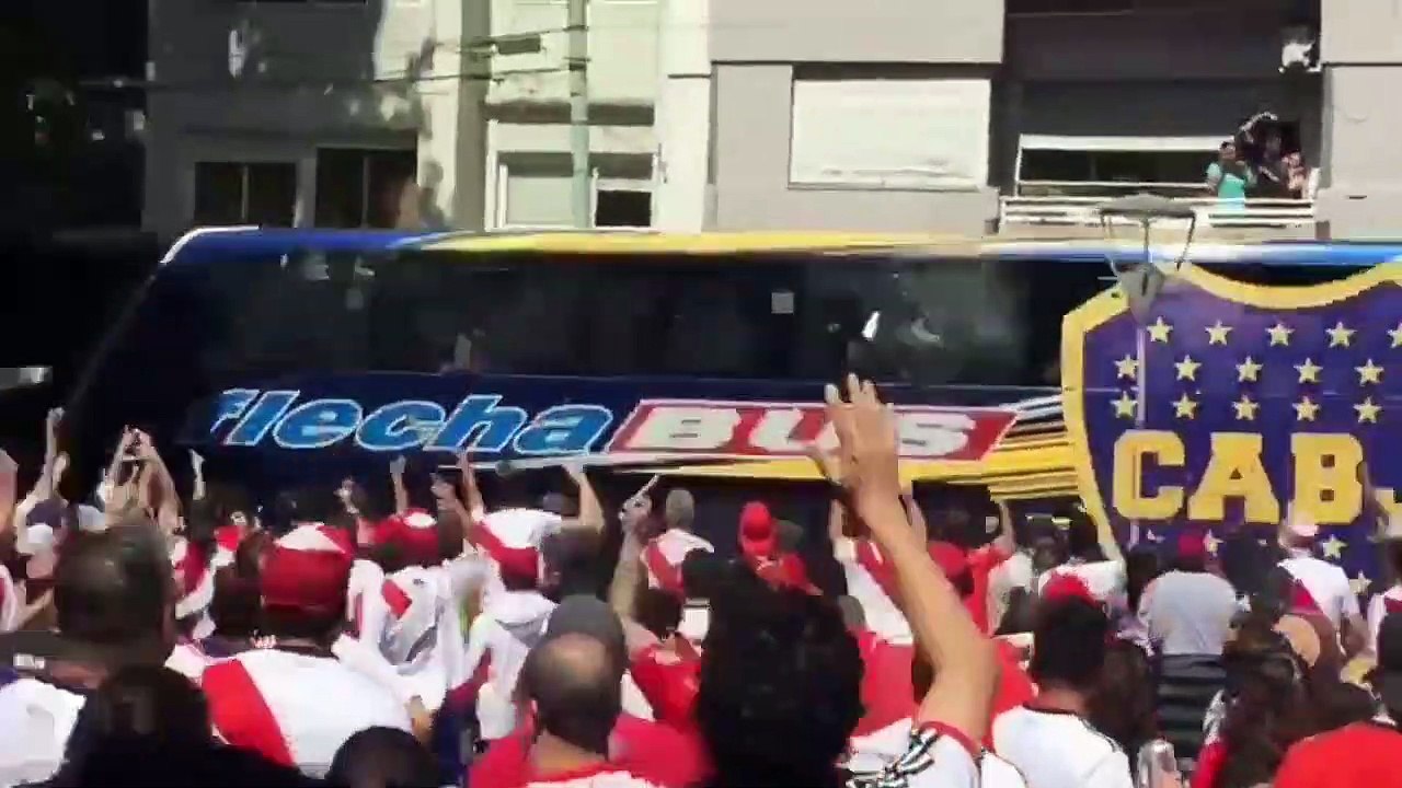 Shocking moment Boca Juniors players suffered injuries due to being thrown by River Plate fans 24.11.2018