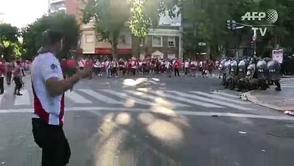 Ônibus do Boca é atacado por torcedores do River