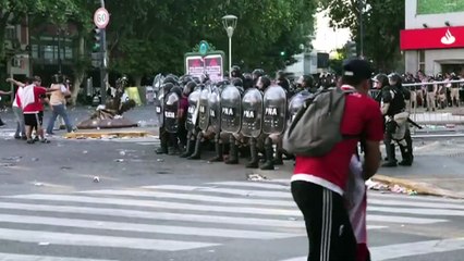 Ônibus do Boca é atacado por torcedores do River