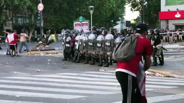 Ônibus do Boca é atacado por torcedores do River