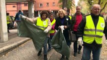 Manuela Carmena participa en la campaña vecinal 'Mantén limpio tu barrio'