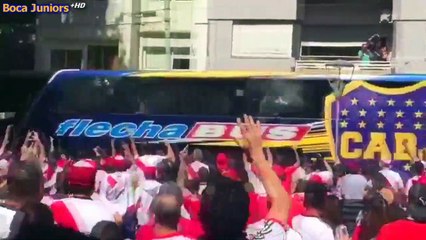 Agresión de hinchas de River al micro de Boca