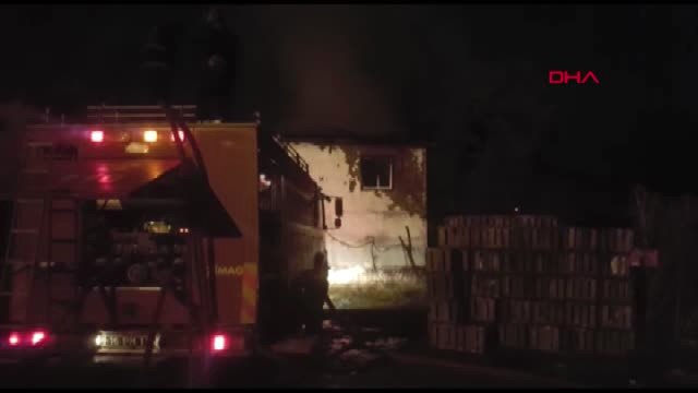 Bursa İnegöl'de İki Katlı Ahşap Ev Alev Alev Yandı