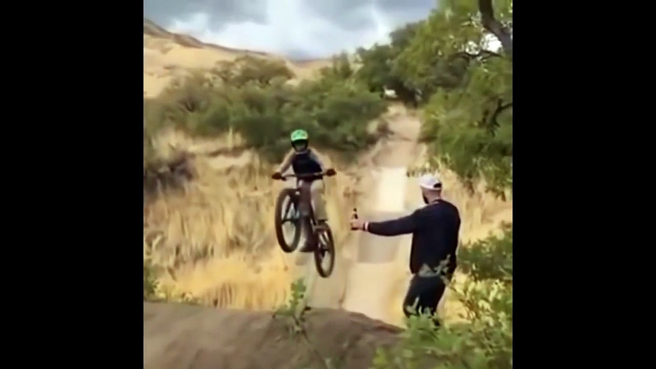 ¡¡PELIGRO!! NO VER EL VÍDEO DE LA BICICLETA Y LA BOTELLA TRAUMATICO