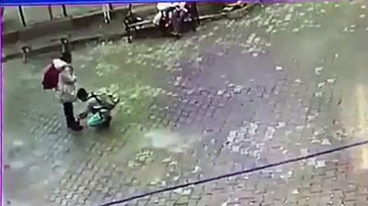Engelli arkadaşının ayakkabı bağcıklarını bağlayan öğrenci duygulandırdı
