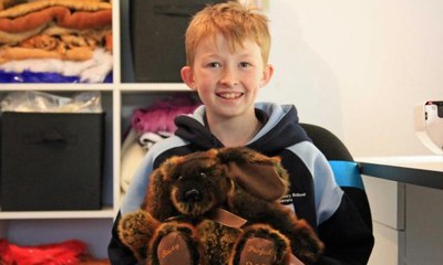 طفل في الـ 13 من العمر يصنع الدمى يدوياً ويرسلها إلى المستشفيات... ما القصة؟