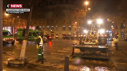 Le nettoyage des Champs-Elysées a démarré