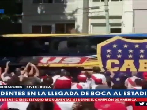 لقطة: كوبا ليبرتادوريس: مشجّعو ريفر بليت يعتدون على حافلة بوكا جونيورز