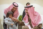 فيديو: لافتة إنسانية.. الملك سلمان يحتضن طفلة ويُقبلها