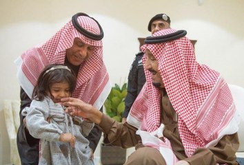 فيديو: لافتة إنسانية.. الملك سلمان يحتضن طفلة ويُقبلها