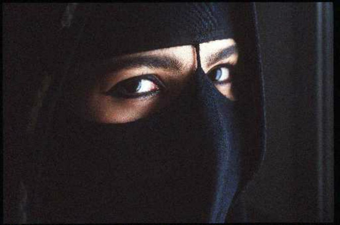 سعودية تثير ضجة بين المغردين بمقطع فيديو غامض وحساب موثق على تويتر