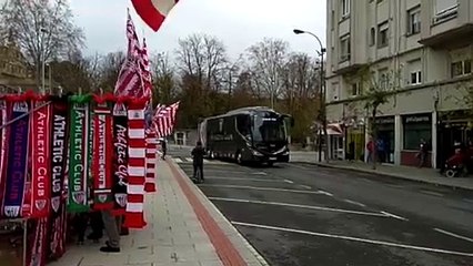 Athletic Club - Getafe: Llegada del autobús del Athletic a San Mamés