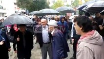 Report TV - Protestë para gjykatës dhe thirrje policisë: S’jemi kriminelë, gjykata mos të bjerë pre