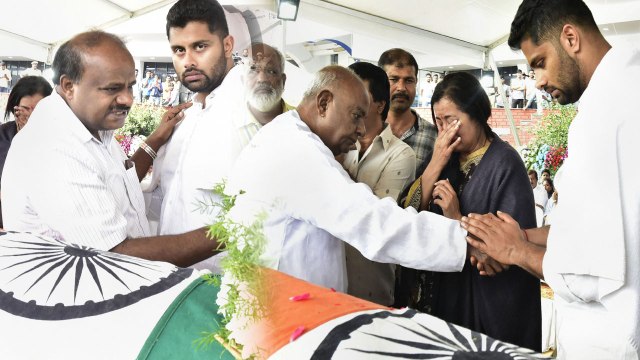 Deve Gowda, Kumaraswamy & Rajinikanth pay tribute to Ambareesh | Oneindia News