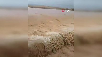İran'da Sel Hayatı Felç Etti