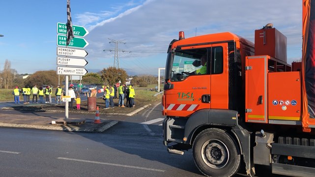 Les Gilets jaunes filtrent le rond-point de Lanester