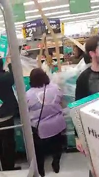 Cohue pour acheter des téléviseurs à 99$