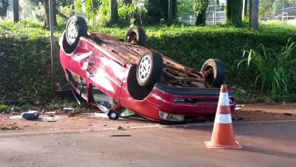 Carro capota e tem itens furtados na PR-180