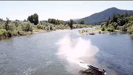 Un pilote se fait éjecter de son bateau de course et c'est impressionnant