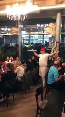 شاهد.. صانع البيتزا الإيطالية يبهر زبائنه