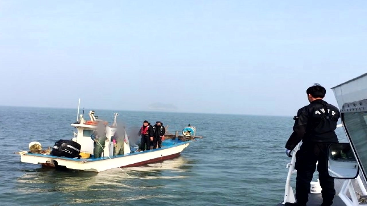 당진에서 레저 보트 침몰...어민이 4명 구조 / YTN