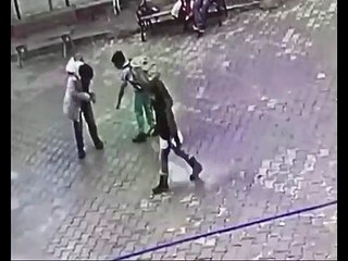 Engelli Arkadaşının Ayakkabısını Bağlayan Yüreği Öpülesice Çocuk ve Çoğucu Alnından Öpen Öğretmenimiz