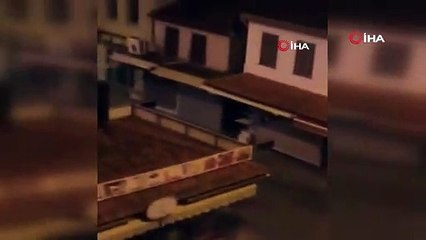 Kuşadası'nda şok görüntü! Sokak ortasında dakikalarca...