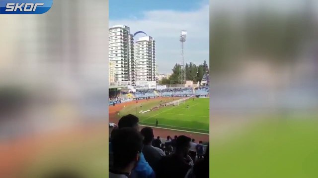 Adana Demirspor taraftarı sahaya paraşütle indi