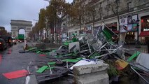 شاهد: فرق التنظيف تزيل ما خلفته اشتباكات الأمس بين الشرطة والمتظاهرين في باريس