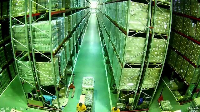Un homme détruit les marchandises de l'entrepôt en quelques secondes