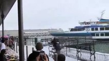 Un Ferry oublie de freiner et percute le bâtiment... des ferries