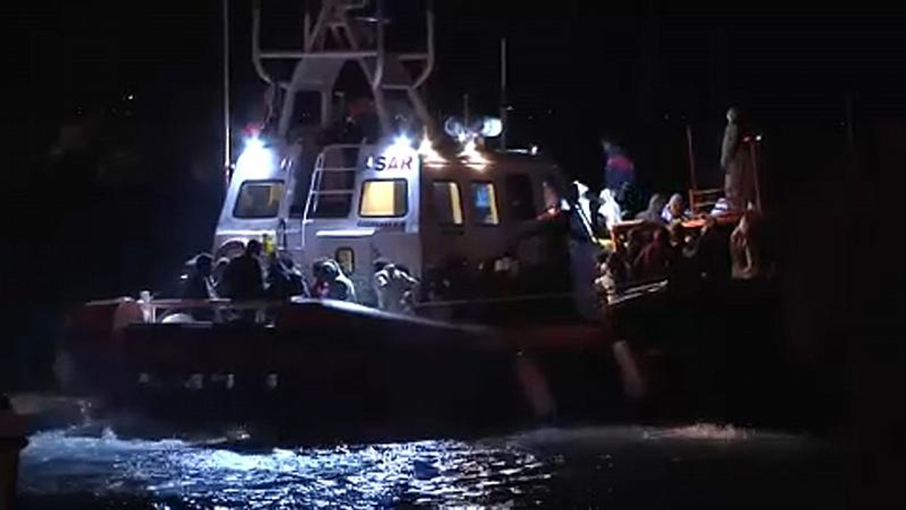 إيطاليا تنقذ قاربا يقل 236 مهاجرا ووزير الداخلي...