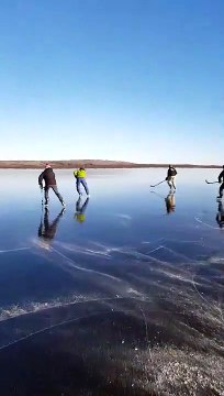 Du hockey joué sur un lac gelé !