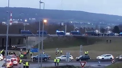 Les forces de l'ordre arrivent en nombre à Frouard pour empêcher une tentative d'envahissement de l'autoroute.