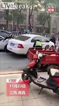 Cette voiture force le passage devant des policiers au japon !