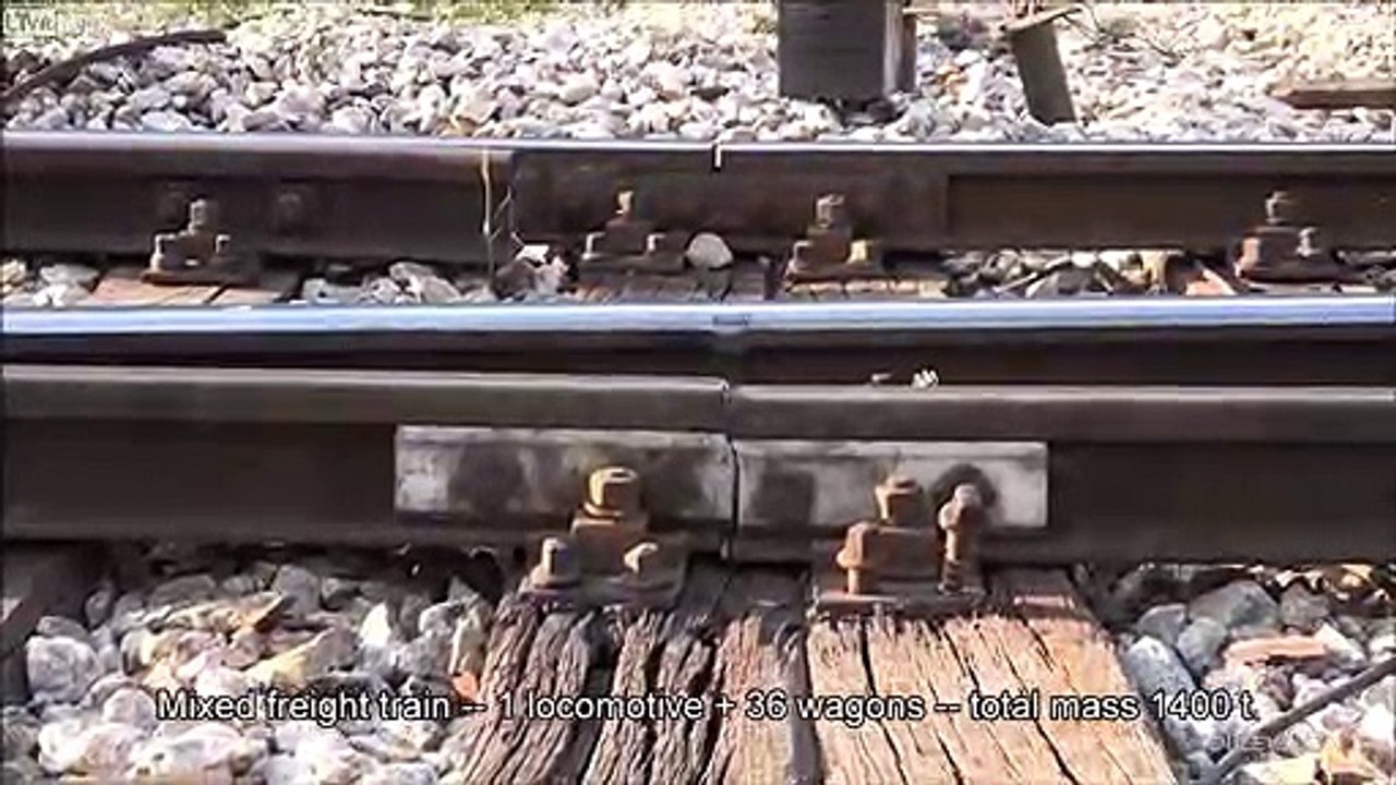 Ces trains manquent de dérailler sur ces rails mal accrochés !