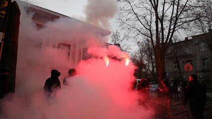 Ukrainian nationalists vandalise Russian consulate in Kharkiv