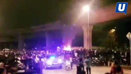 Dua kereta dibakar perusuh