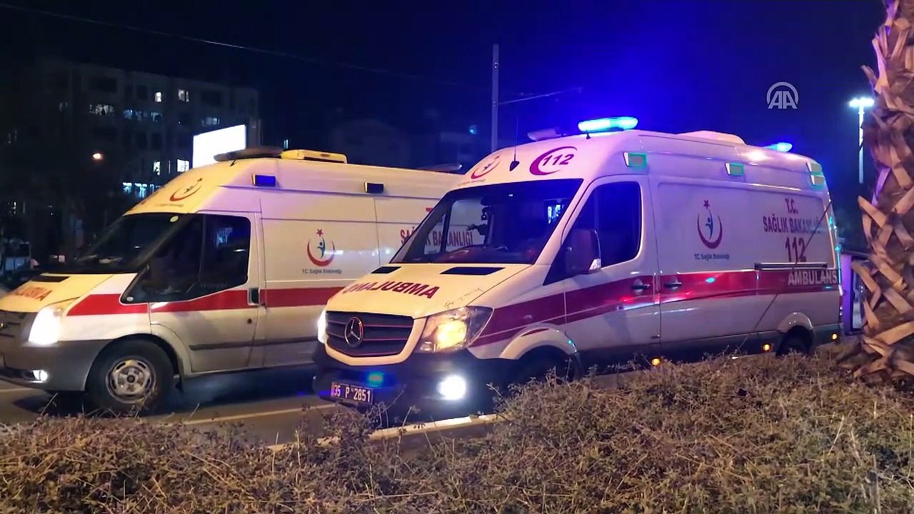 Belediye otobüsü ile hafif ticari araç çarpıştı: 3 yaralı - İZMİR