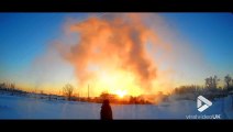 Il jette de l'eau bouillante en l'air et elle gèle instantanément... Froid glacial en Sibérie