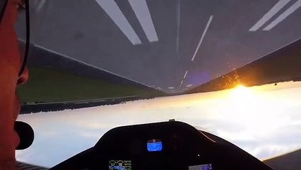 Un pilote de voltige aérienne réalise un vol en rase-motte inversé (Pologne)
