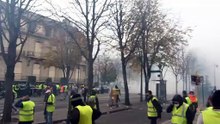 11- Grenades assourdissantes lancées sur les premières lignes de manifestants